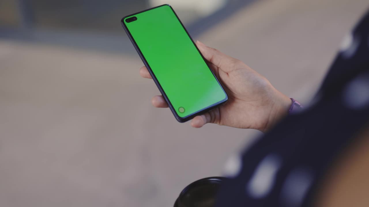 一个女人用绿屏手机的4k视频视频素材