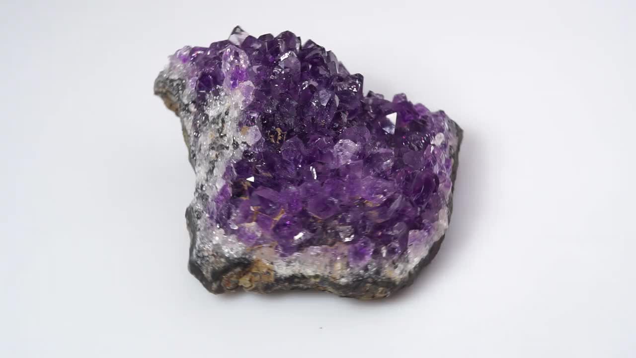 自然紫水晶druzy旋转上的白色背景视频下载