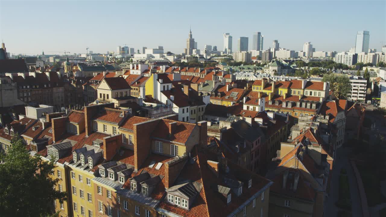 俯瞰远处天际的华沙老城。砖房和狭窄的街道视频下载