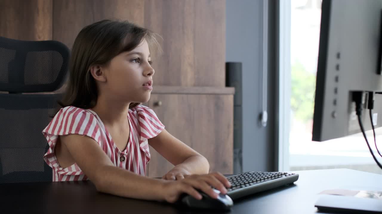 女孩使用电脑，接触到她不允许接触的内容。视频下载