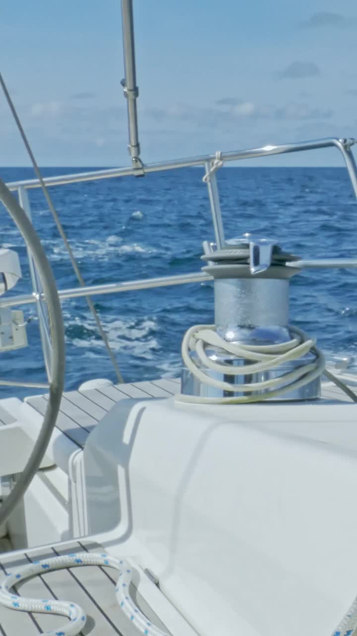 特写的帆船绞车与绳索，而航行在大西洋视频下载