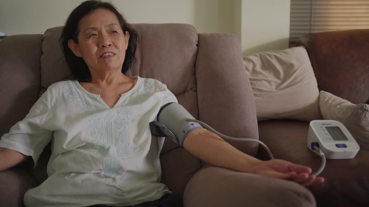 亚洲资深女性测量血压。视频下载