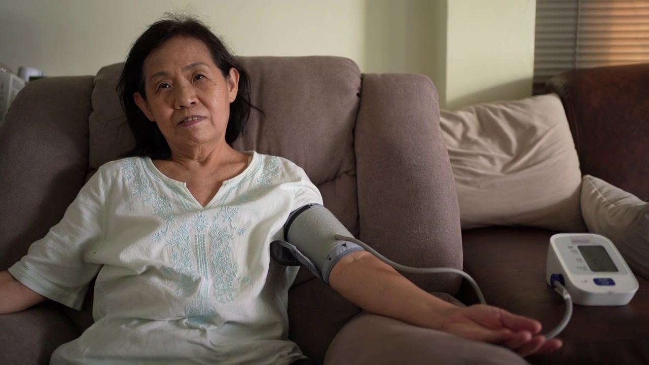 亚洲资深女性测量血压。视频下载