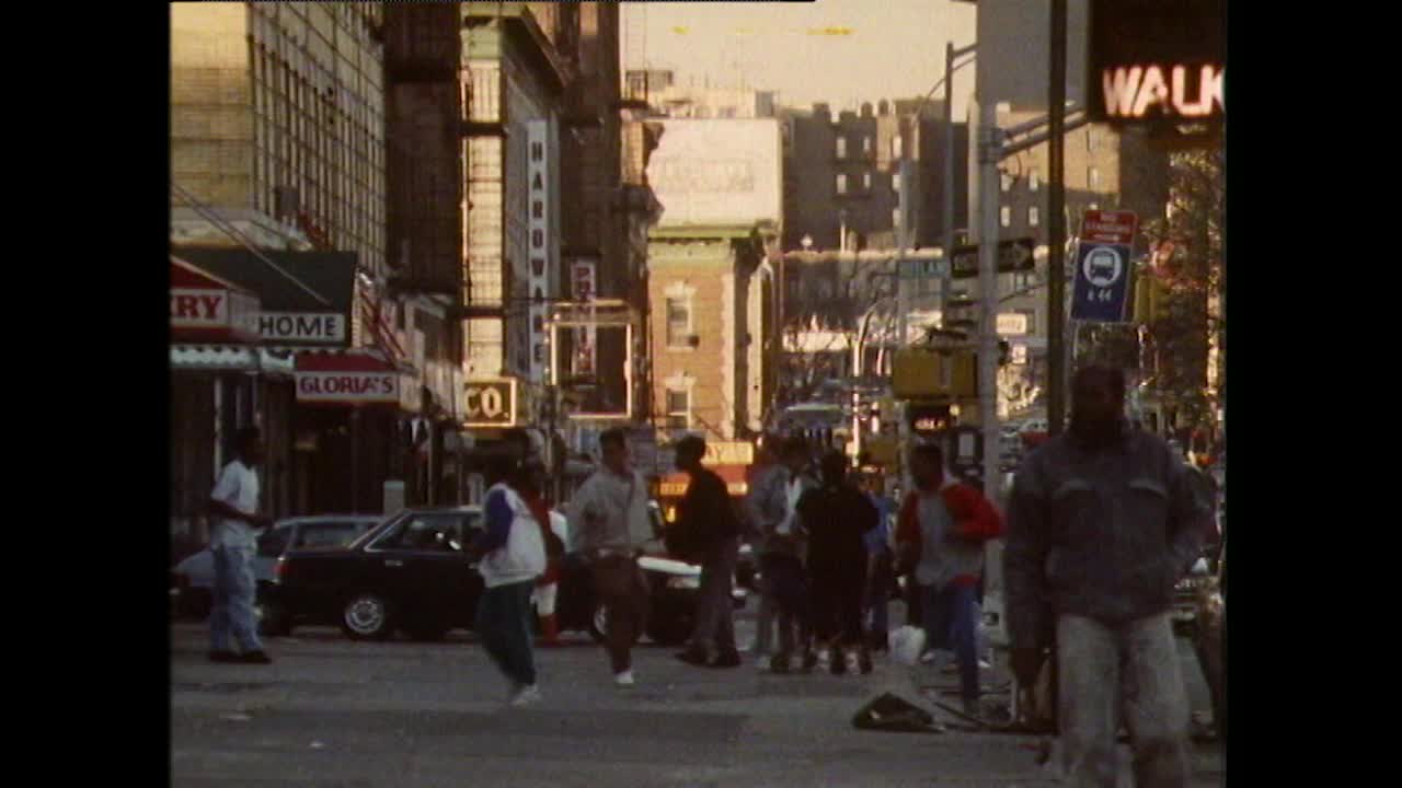 GVs布鲁克林街道上的人和交通;1989视频素材