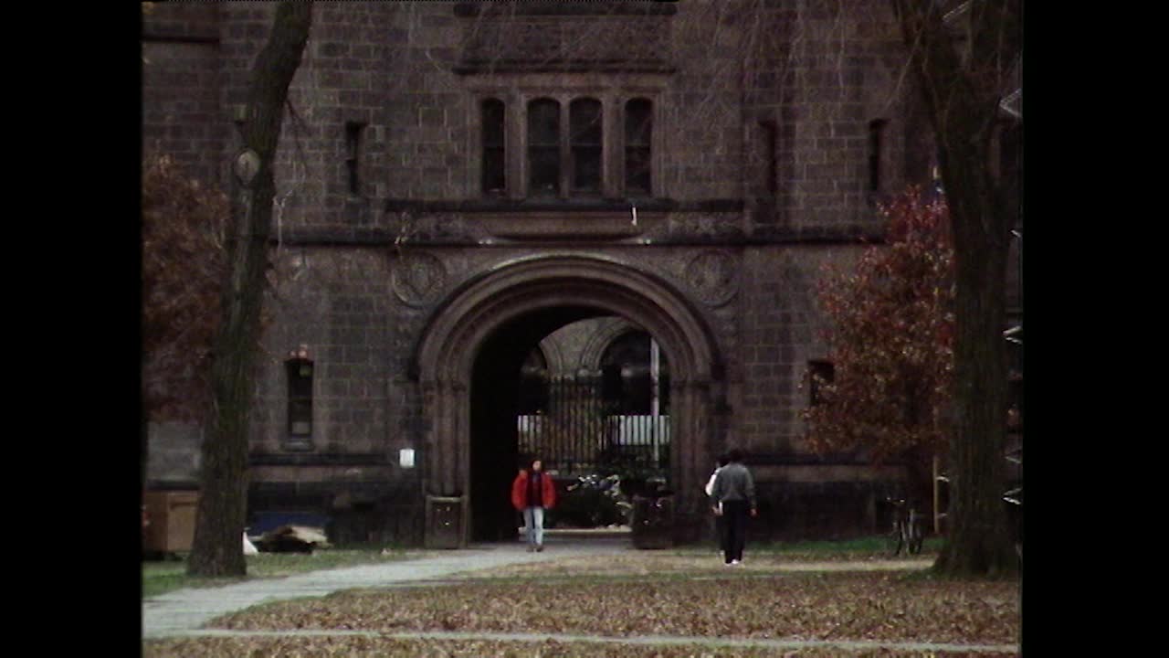 放大耶鲁大学的校园建筑和庭院;1989视频下载