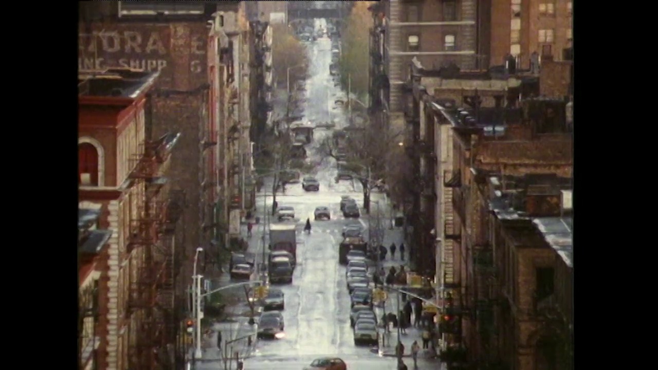 哈莱姆区的TU HAS街道上停着汽车;1989视频素材