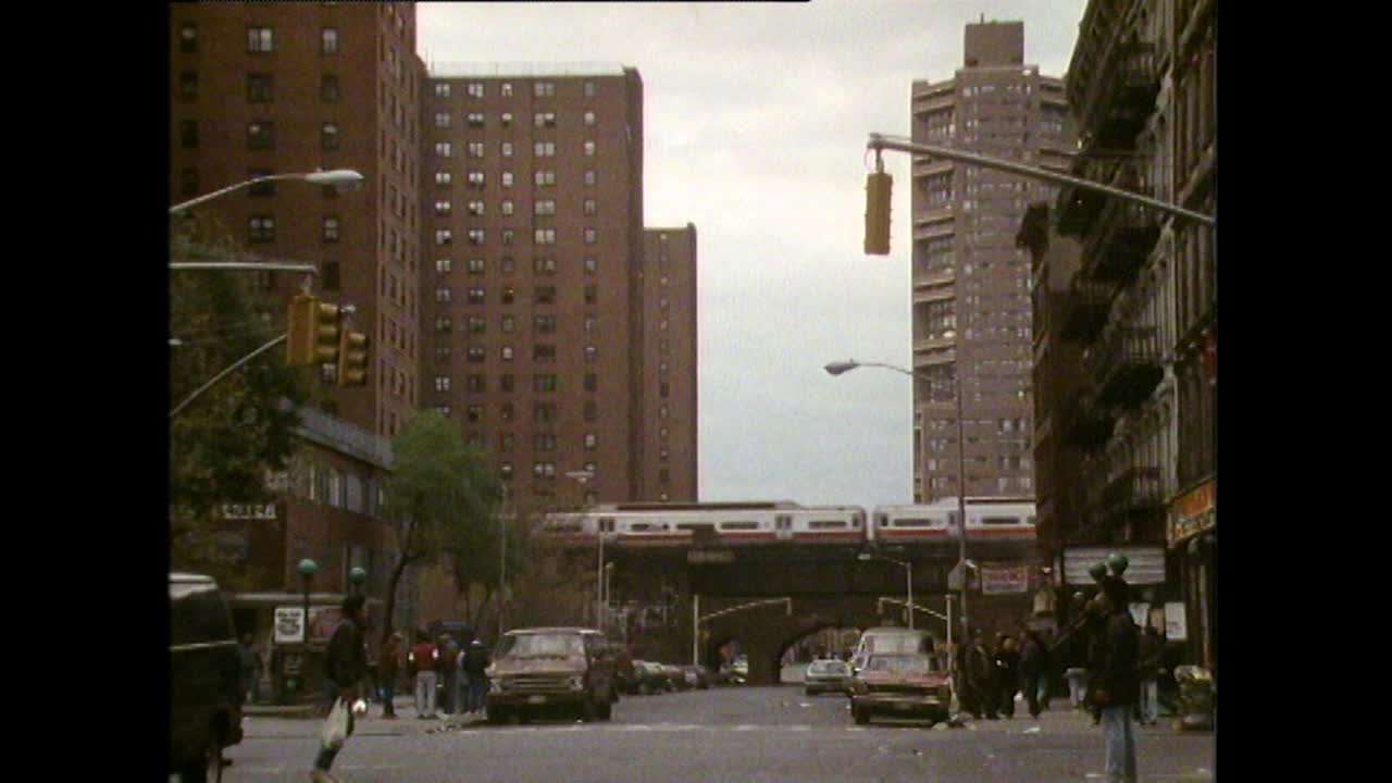 WS交通十字路口和通过哈莱姆地铁列车;1989视频素材