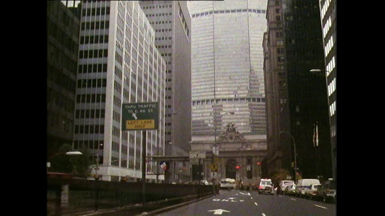 汽车POV在公园大道向中央车站;1989视频素材