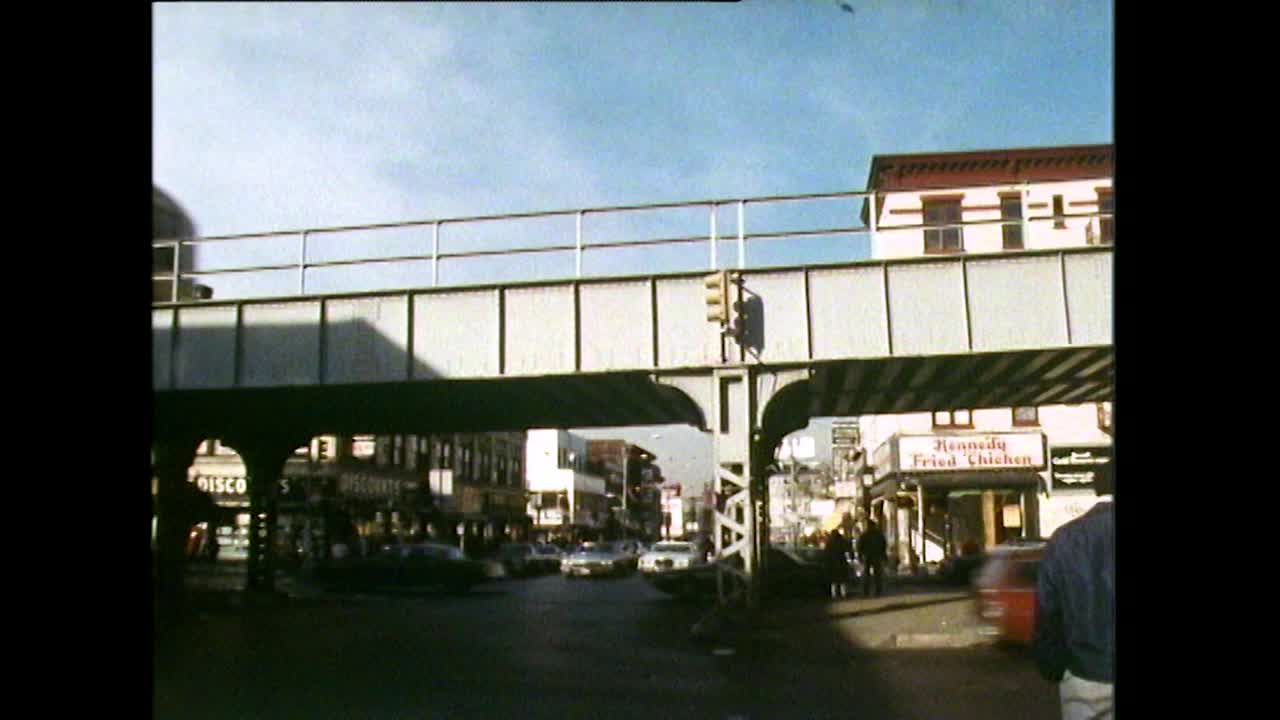 GVs哈莱姆街道上有汽车和高架地铁;1989视频素材