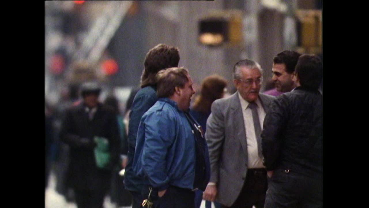 在纽约，人们在街上聊天;1989视频素材