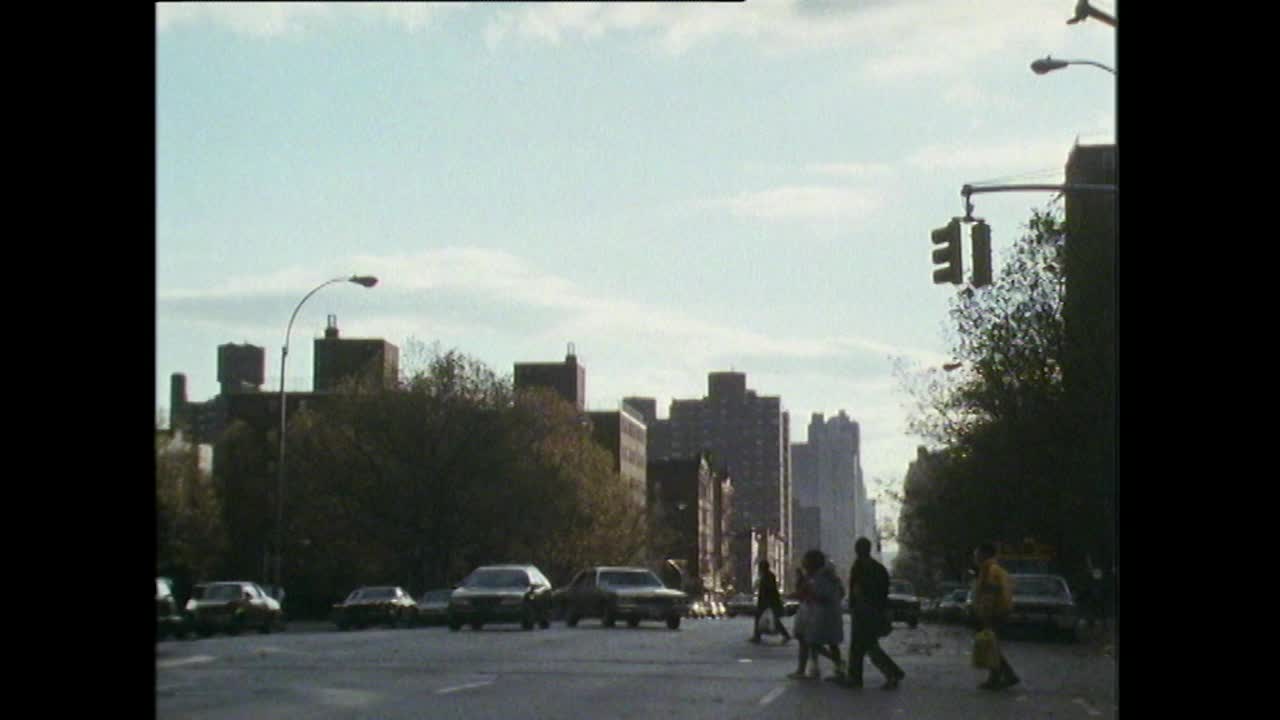 WS人群穿过哈莱姆繁忙的道路;1989视频素材