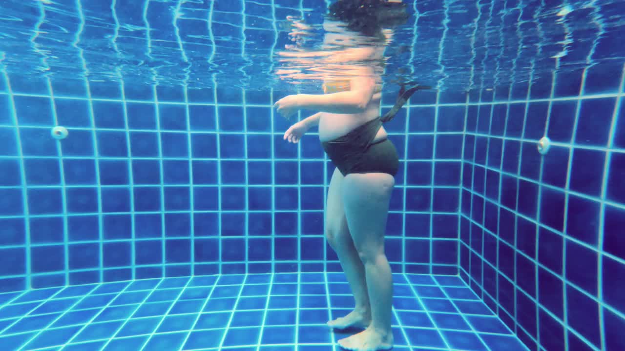 孕妇在水下做运动。视频下载
