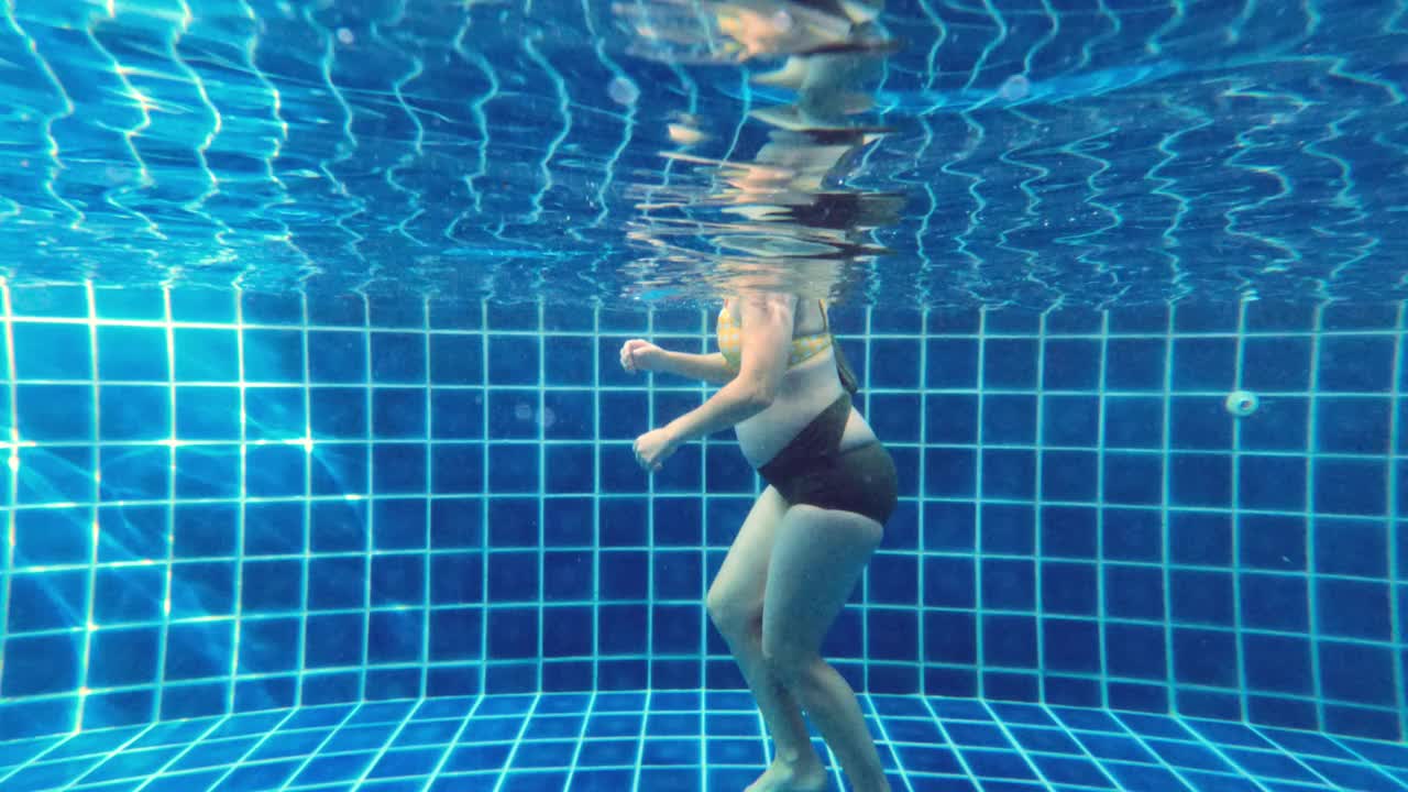 孕妇在水下做运动。视频下载