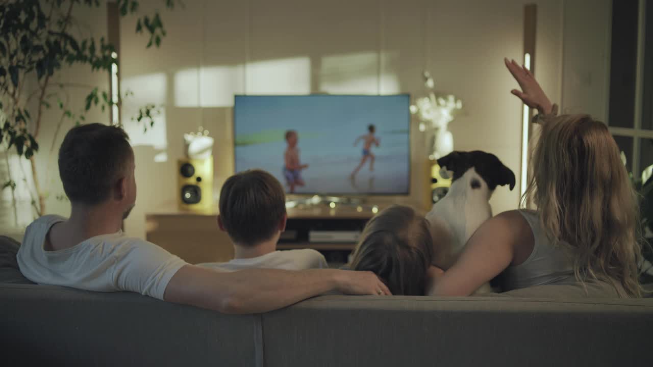 在家看电视。有两个儿子和狗在一起的家庭视频下载