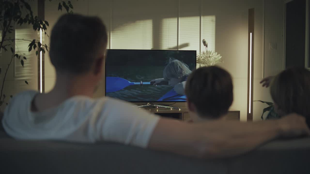 在家看电视。父亲和两个儿子在一起视频素材