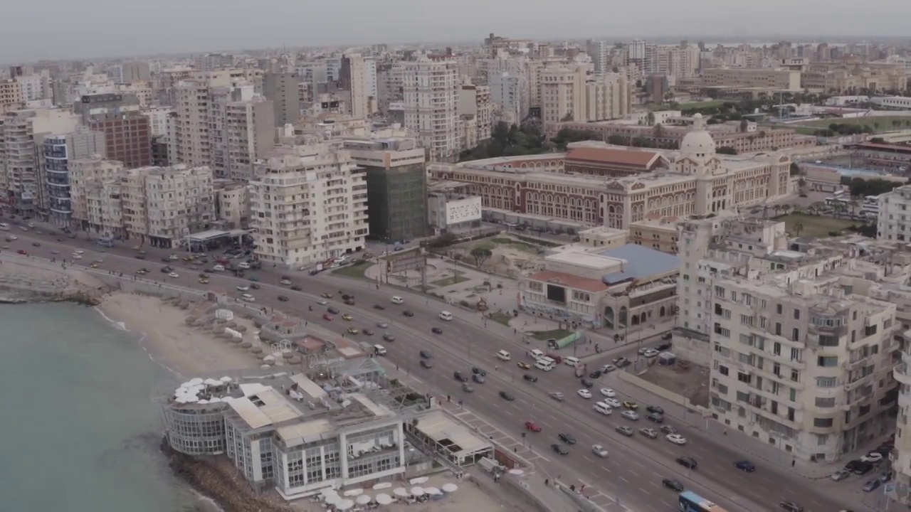 无人机在埃及亚历山德里亚市中心街道上空拍摄视频下载