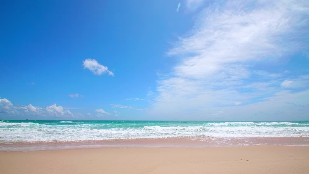 4K美丽的热带海滩，蓝天白云。热带海滩与海浪冲击空海滩。安达曼普吉岛海滩泰国。视频下载