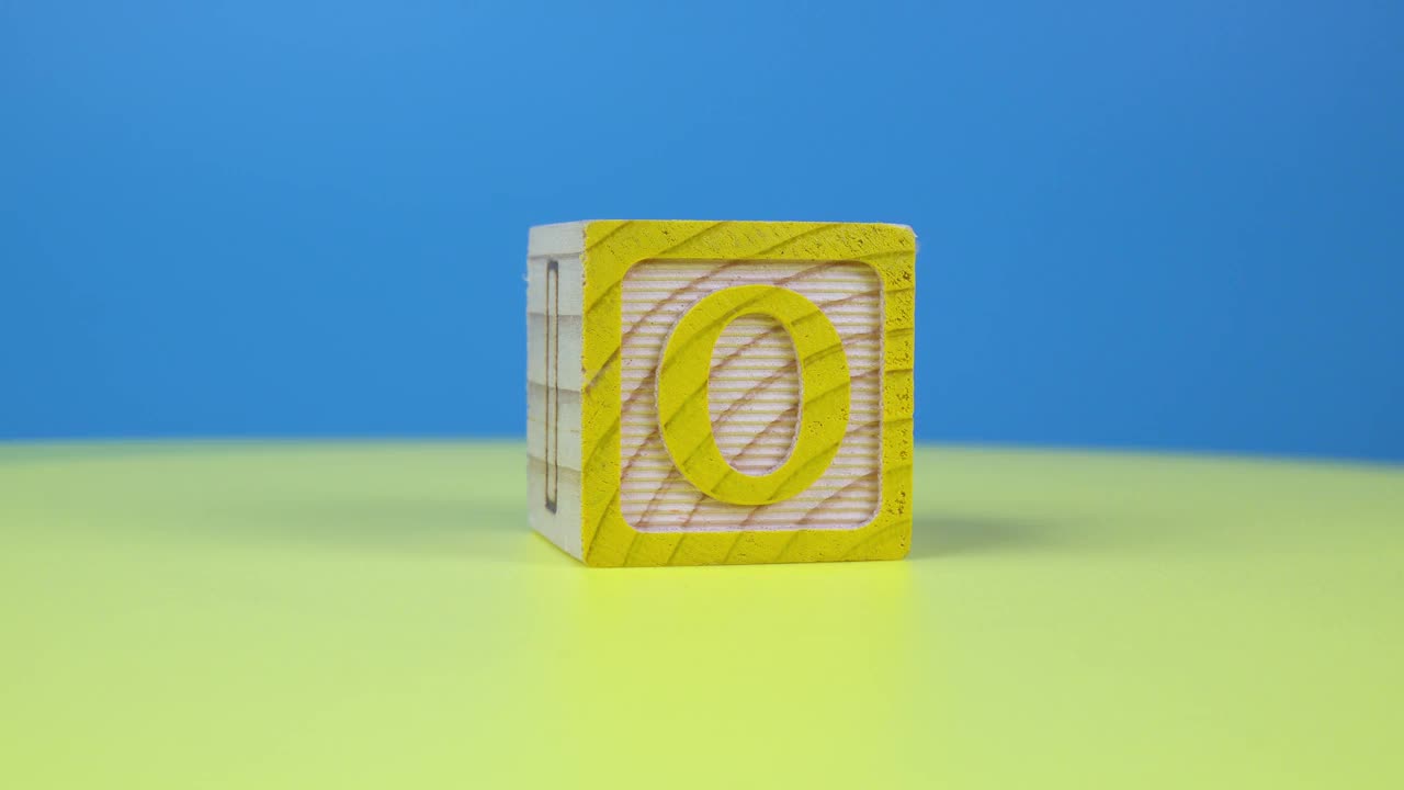 近距离拍摄字母“O”字母木块视频下载