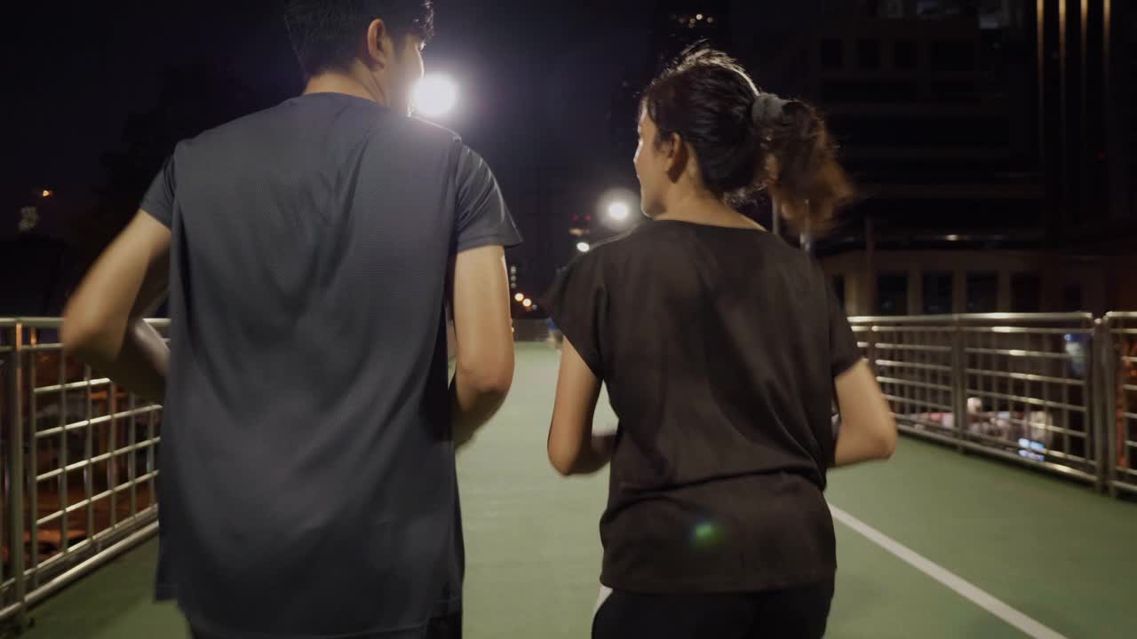 亚洲夫妇在城市之夜奔跑视频下载