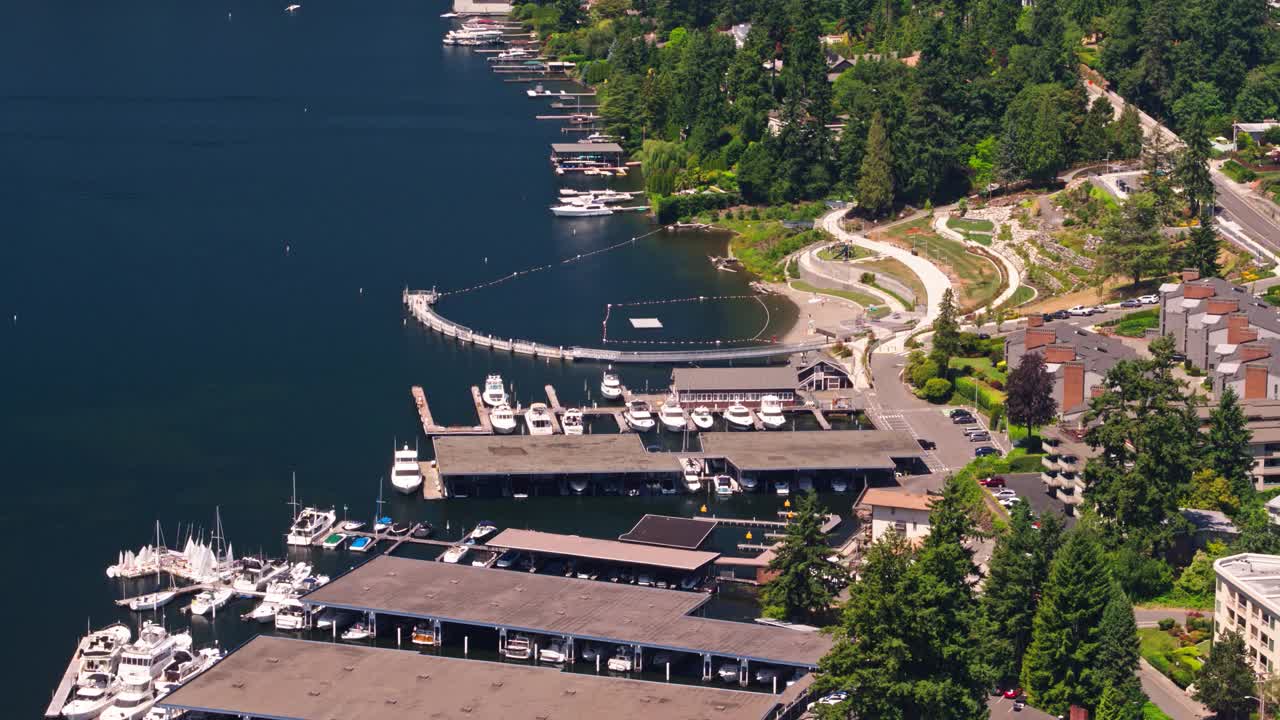 无人机向上倾斜拍摄从贝尔维尤到西雅图的华盛顿湖视频素材