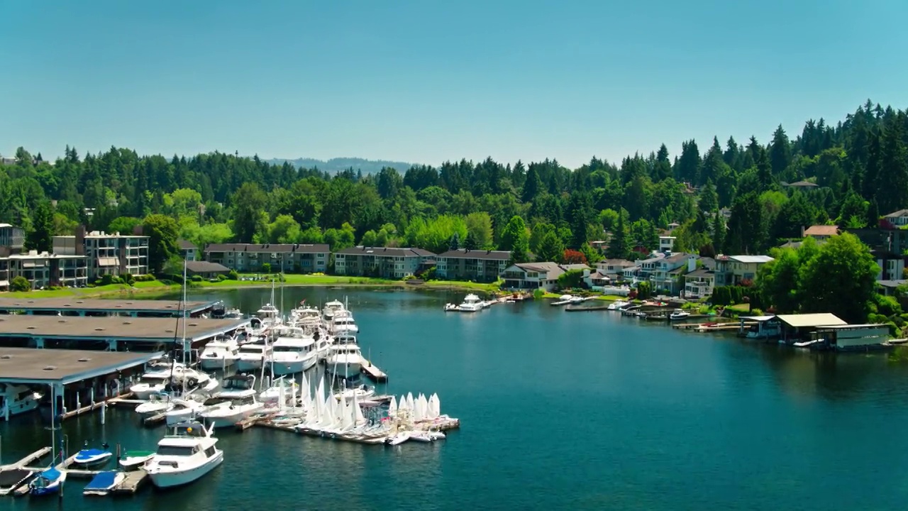 无人机拍摄的系泊船和湖畔住宅在贝尔维尤，华盛顿视频素材