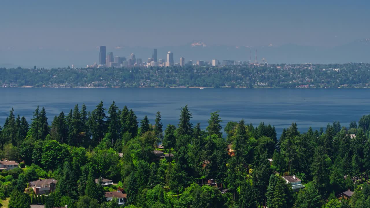 西雅图天际线横跨华盛顿湖-航拍视频素材