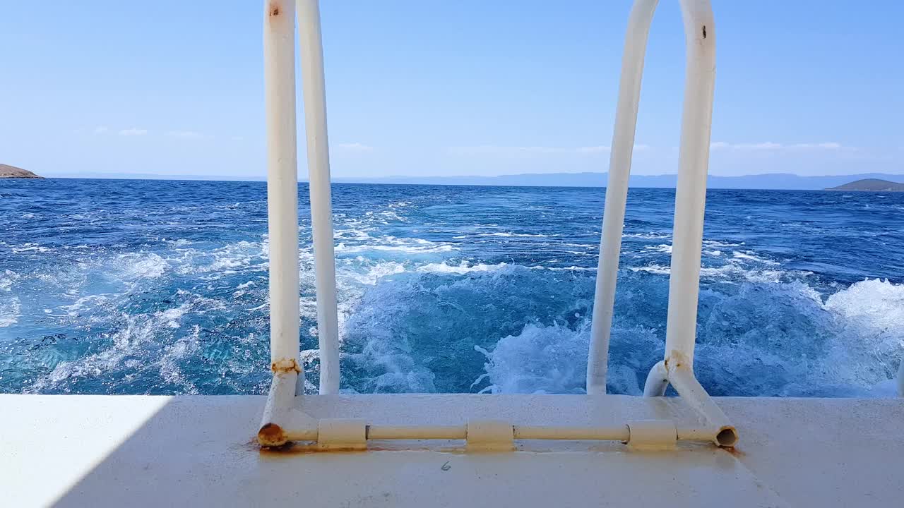 4k视频海上与快速游艇船尾流泡沫视频下载