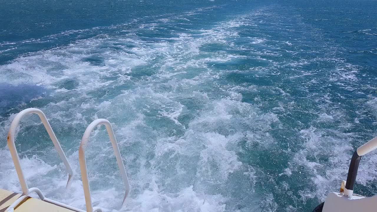 4k视频海上与快速游艇船尾流泡沫视频下载