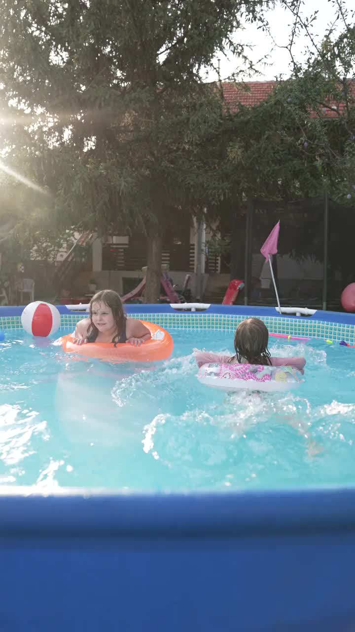 孩子们在泳池边的完美日子视频下载
