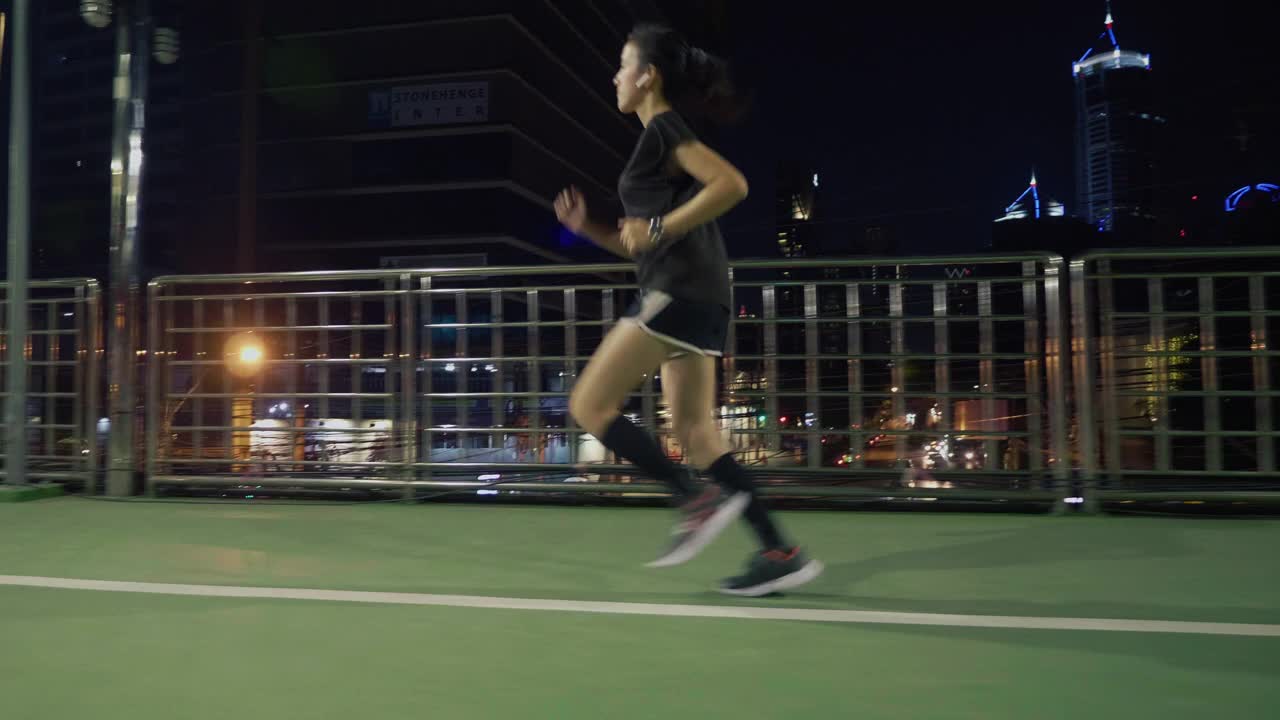 快乐的女性跑步视频下载