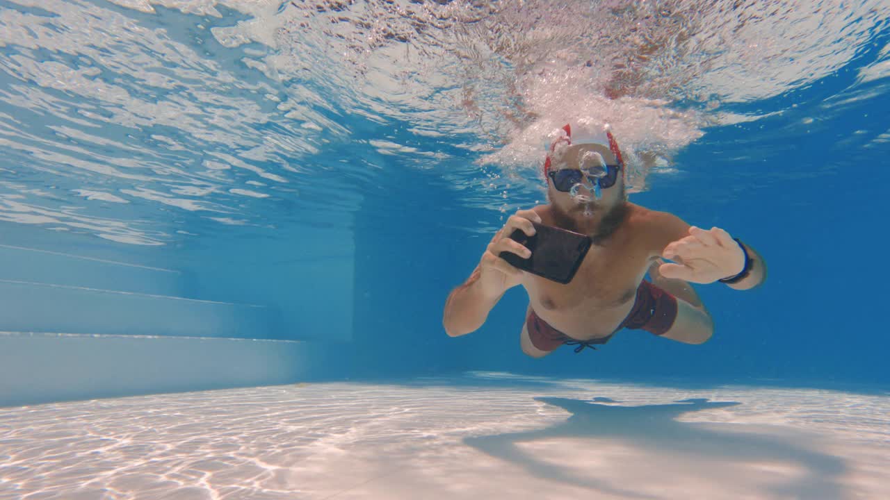 搞笑男子水下自拍手机:网瘾视频素材