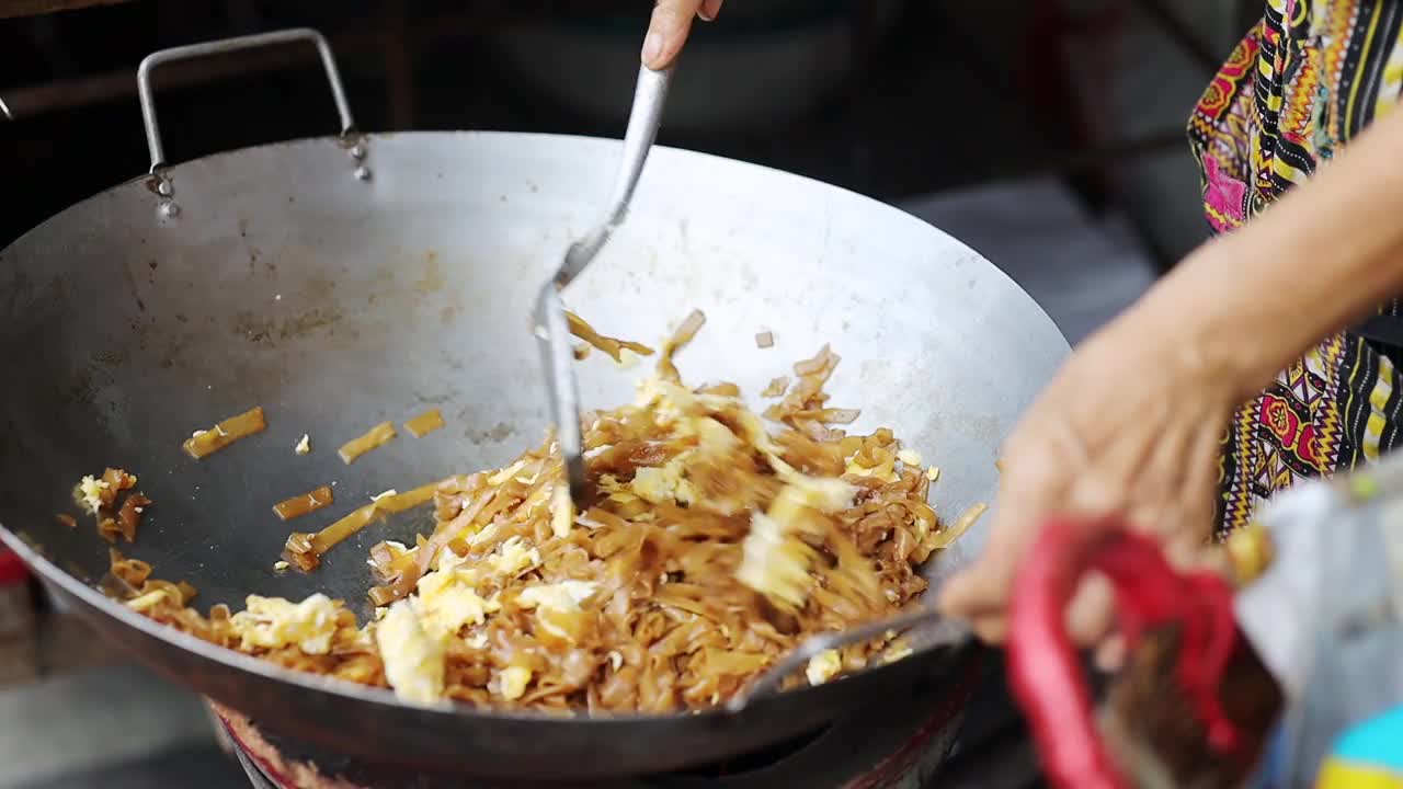 泰式炒面是泰国的街头小吃视频素材