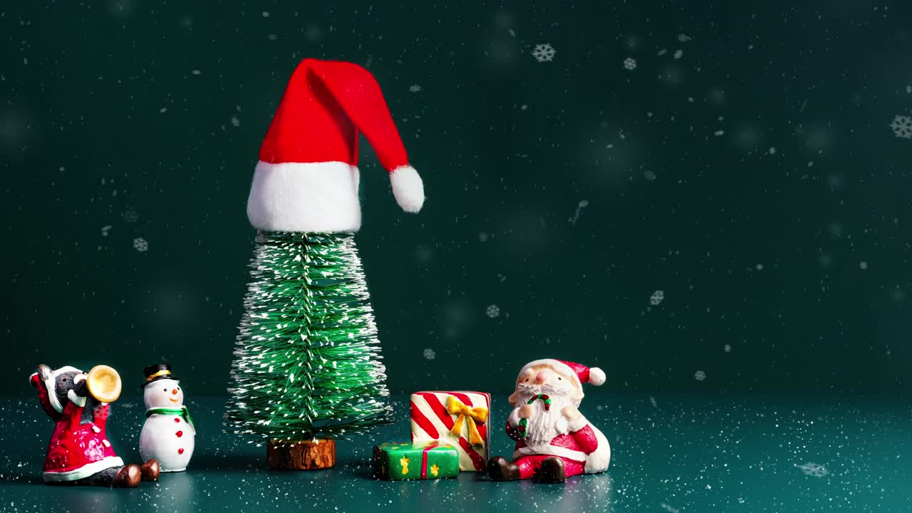 圣诞快乐，新年快乐的雪花飘落与圣诞树和圣诞老人，雪人和礼物盒在深绿色的背景视频素材
