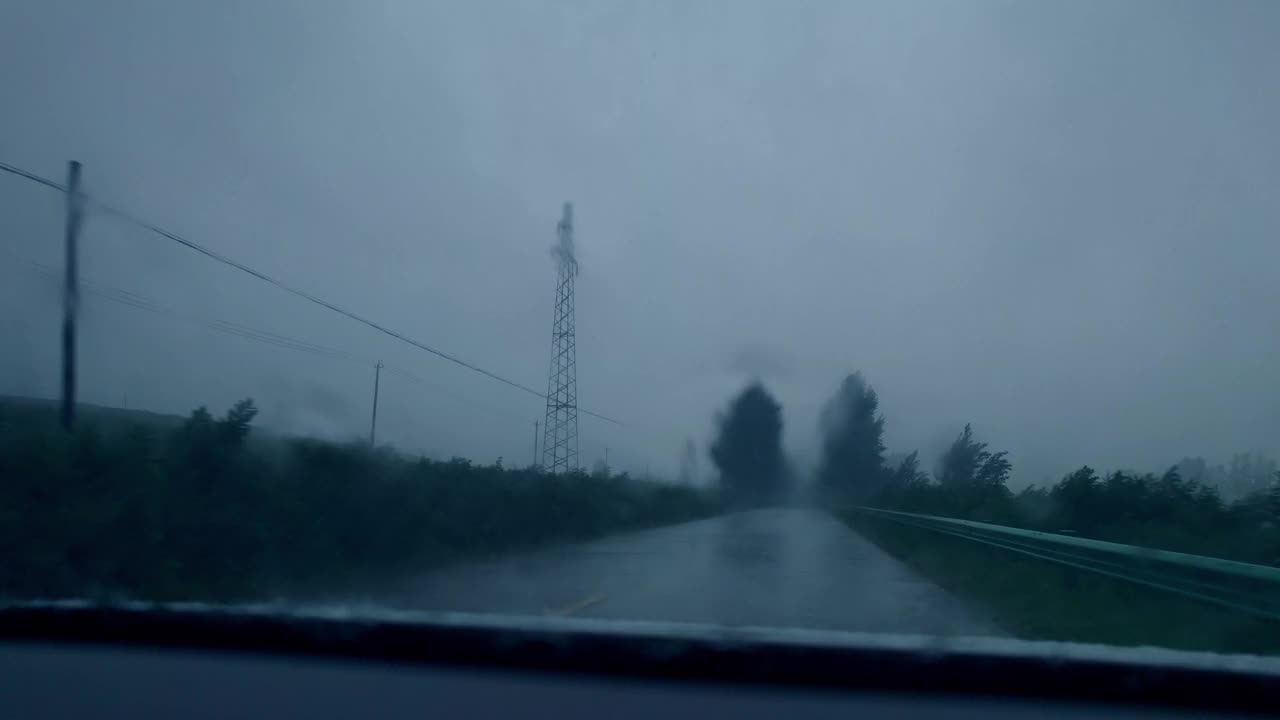 在雨天开车视频下载