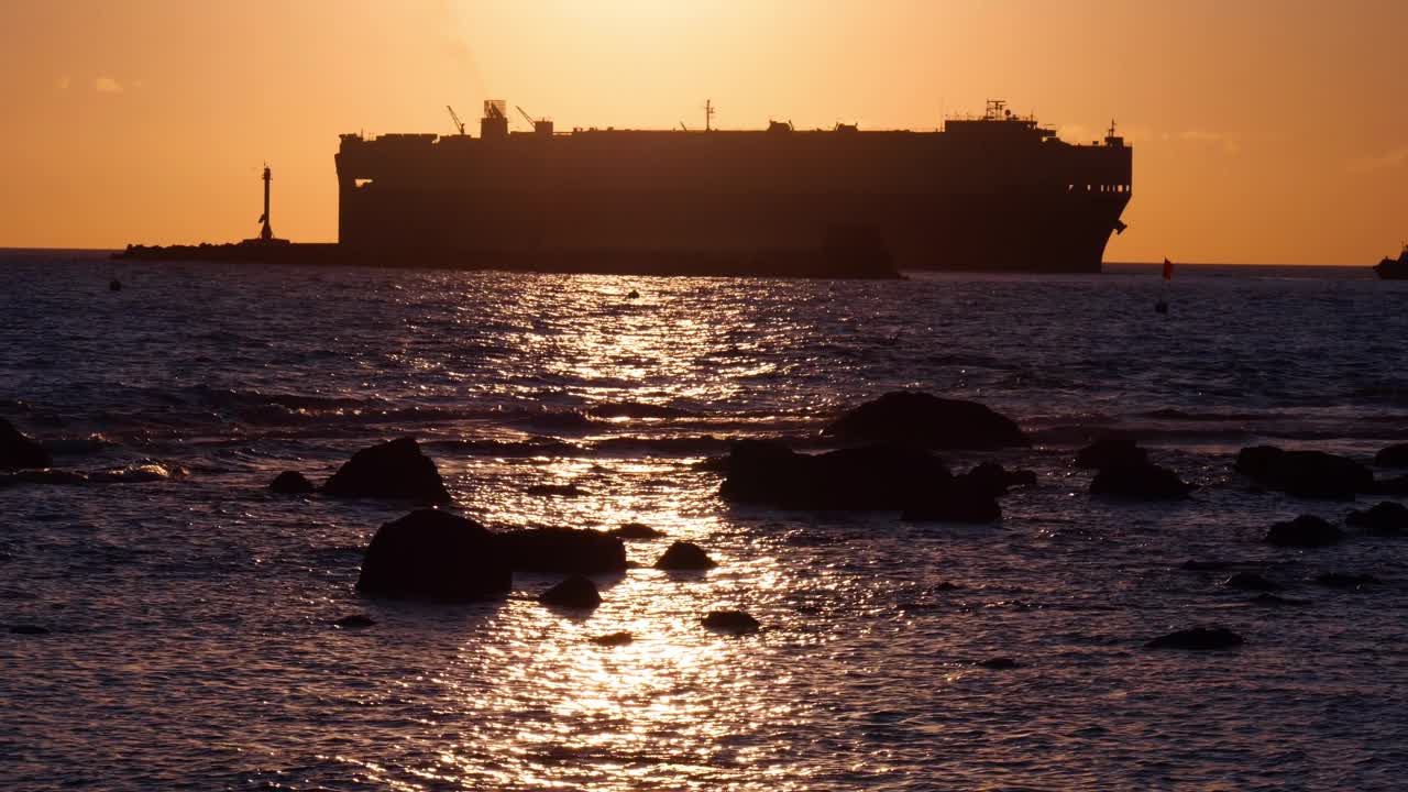 货船准备在日落时返回港口-慢动作视频素材