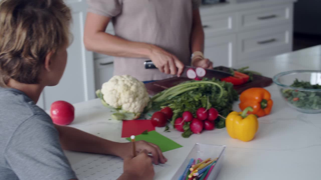 孩子们一边吃萝卜一边做鬼脸视频下载