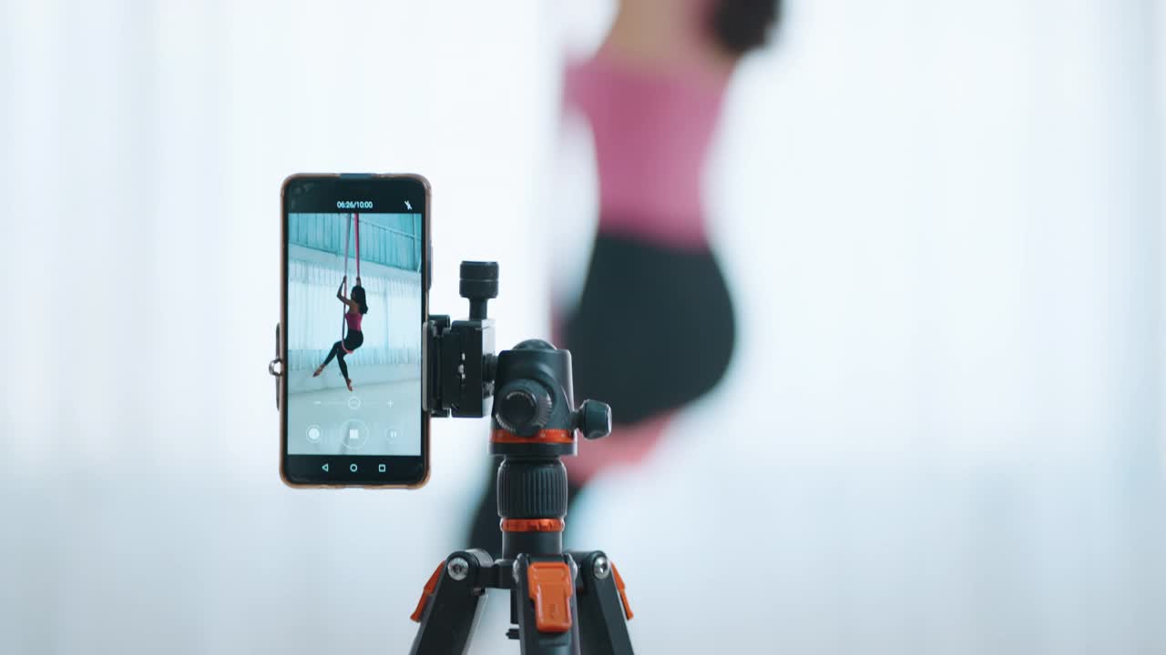 女空中舞蹈教练用智能手机直播视频素材