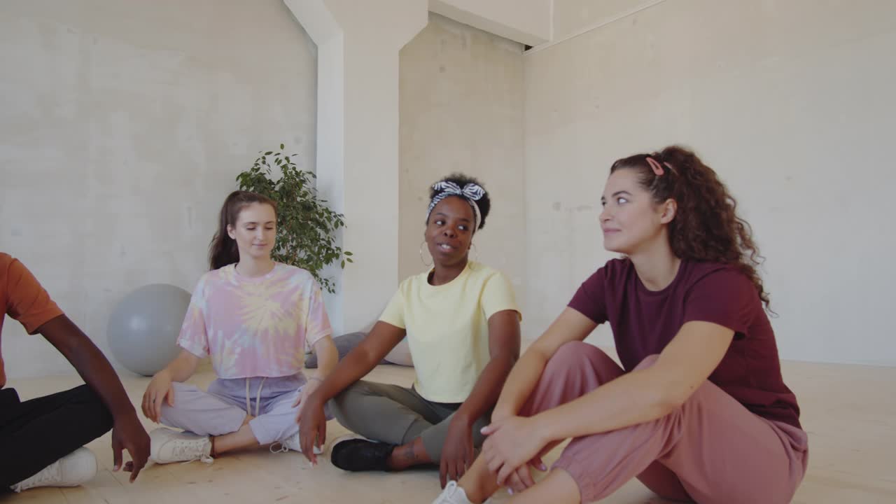 年轻人在舞蹈工作室聊天视频下载