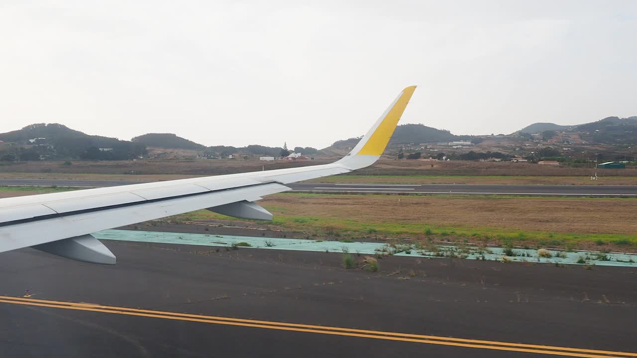 机场，飞机向跑道移动襟翼。视频素材