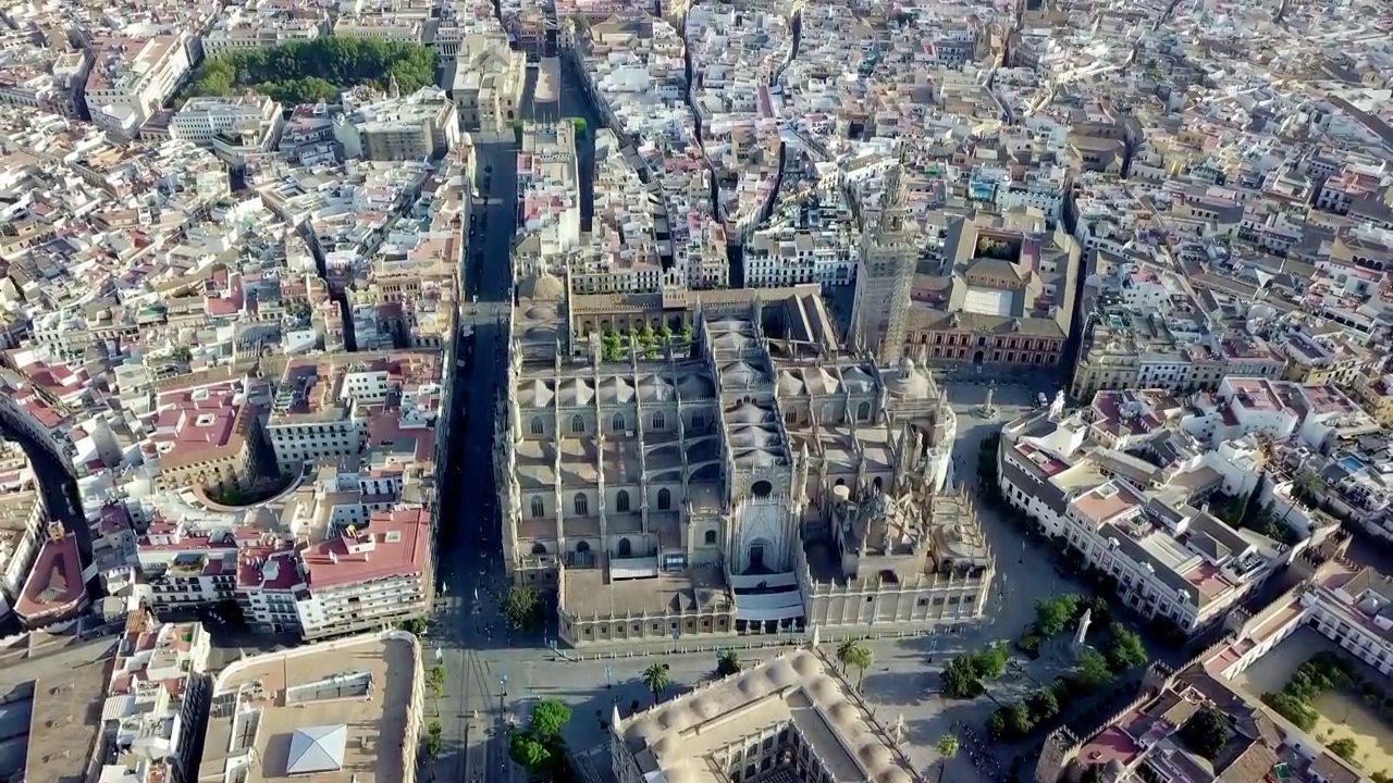西班牙塞维利亚大教堂的鸟瞰图视频素材