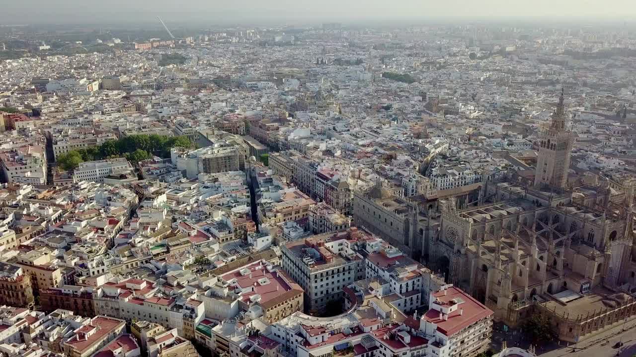 西班牙塞维利亚大教堂的鸟瞰图视频素材