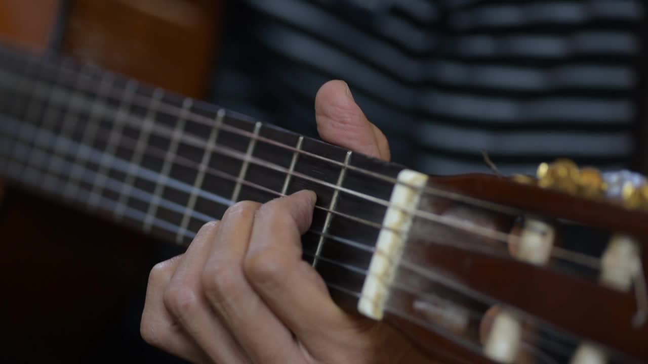 男人练习吉他与慢动作拍摄音乐音乐家古典和弦声学自由时间假期夏天。用作插图或插入。视频素材