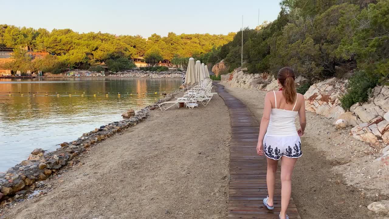 在海滩上散步的女人视频素材