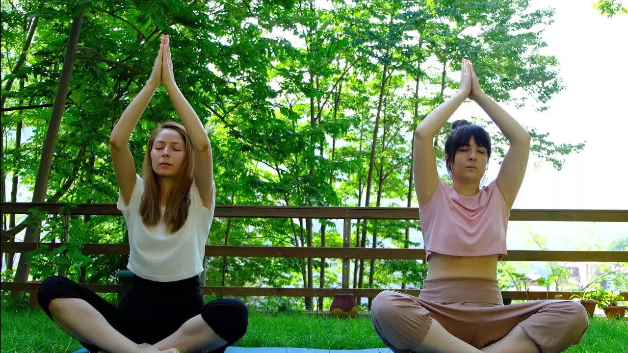 瑜伽——绿色大自然中的合十礼。视频素材
