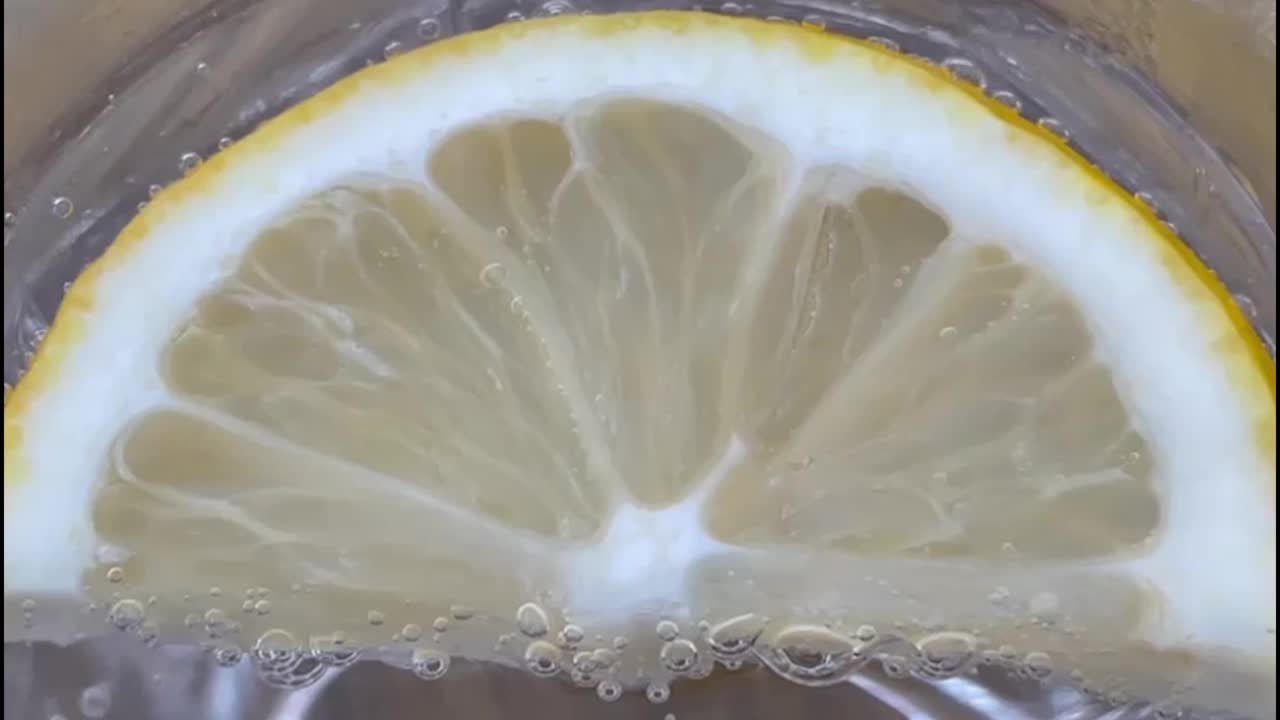 矿泉水在玻璃玻璃和柠檬片视频素材