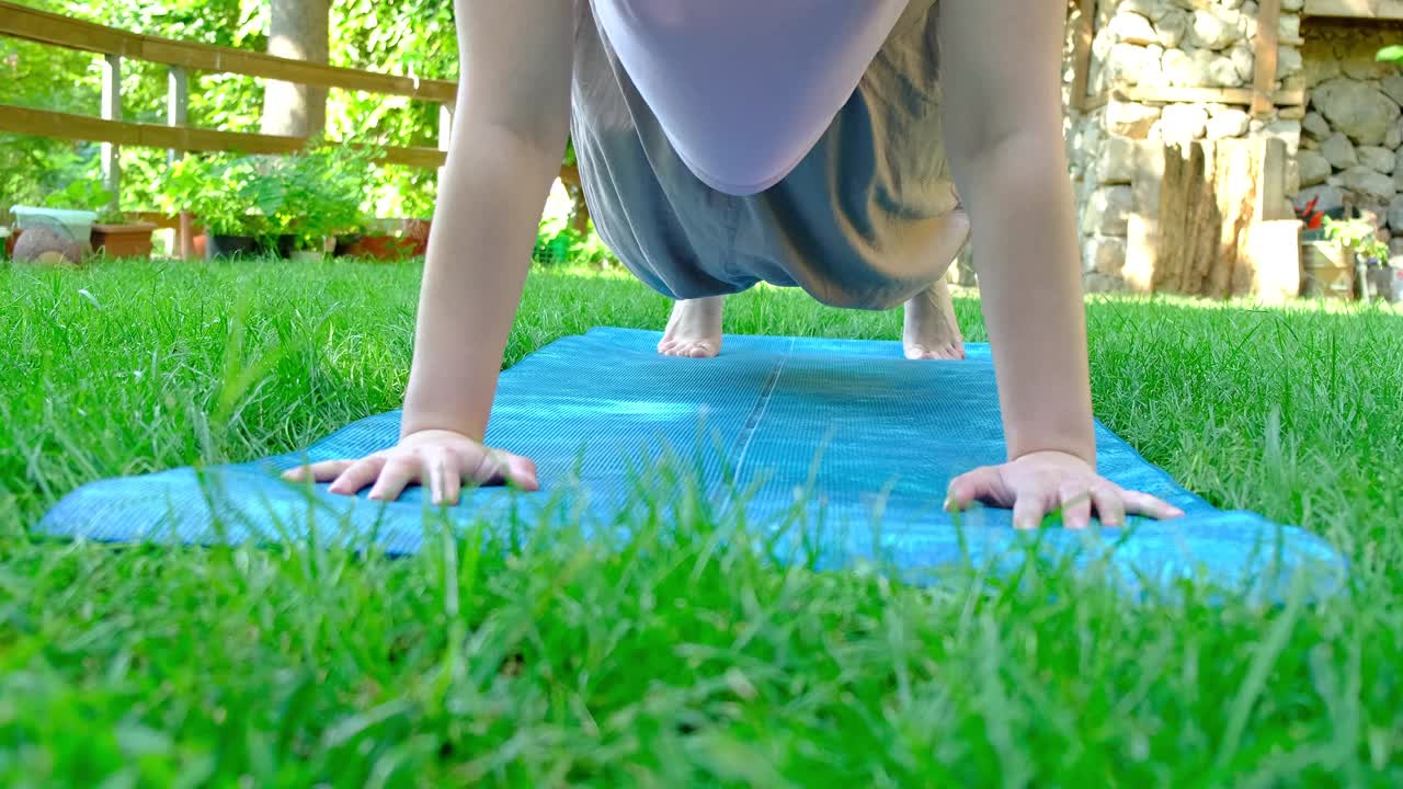 瑜伽——绿色大自然中的平板支撑。视频下载