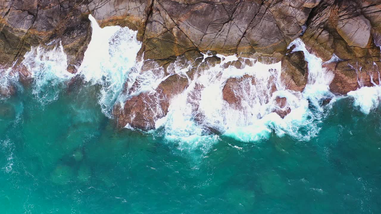 岩石沙滩上的波浪视频素材