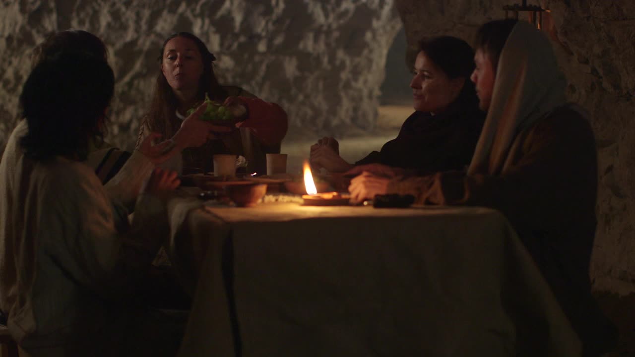 一群人在洞穴里吃饭——罗马时代的重现视频素材