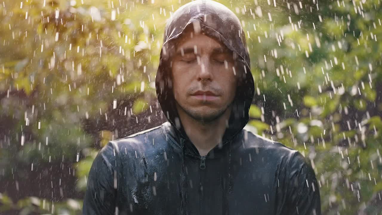 一个人站在雨中视频素材