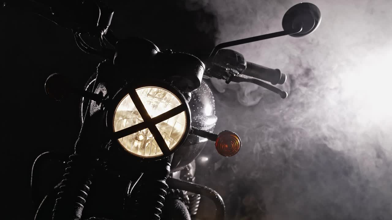 黑色的剪影复古风格的摩托车攀爬在晚上的雾。冒险，机动车辆，定制摩托车概念。漆黑的夜晚，阴霾的背景。视频下载